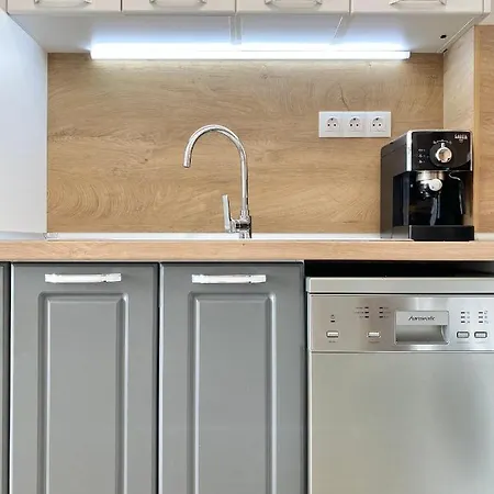 Private For 4 Guests And Parking Apartment